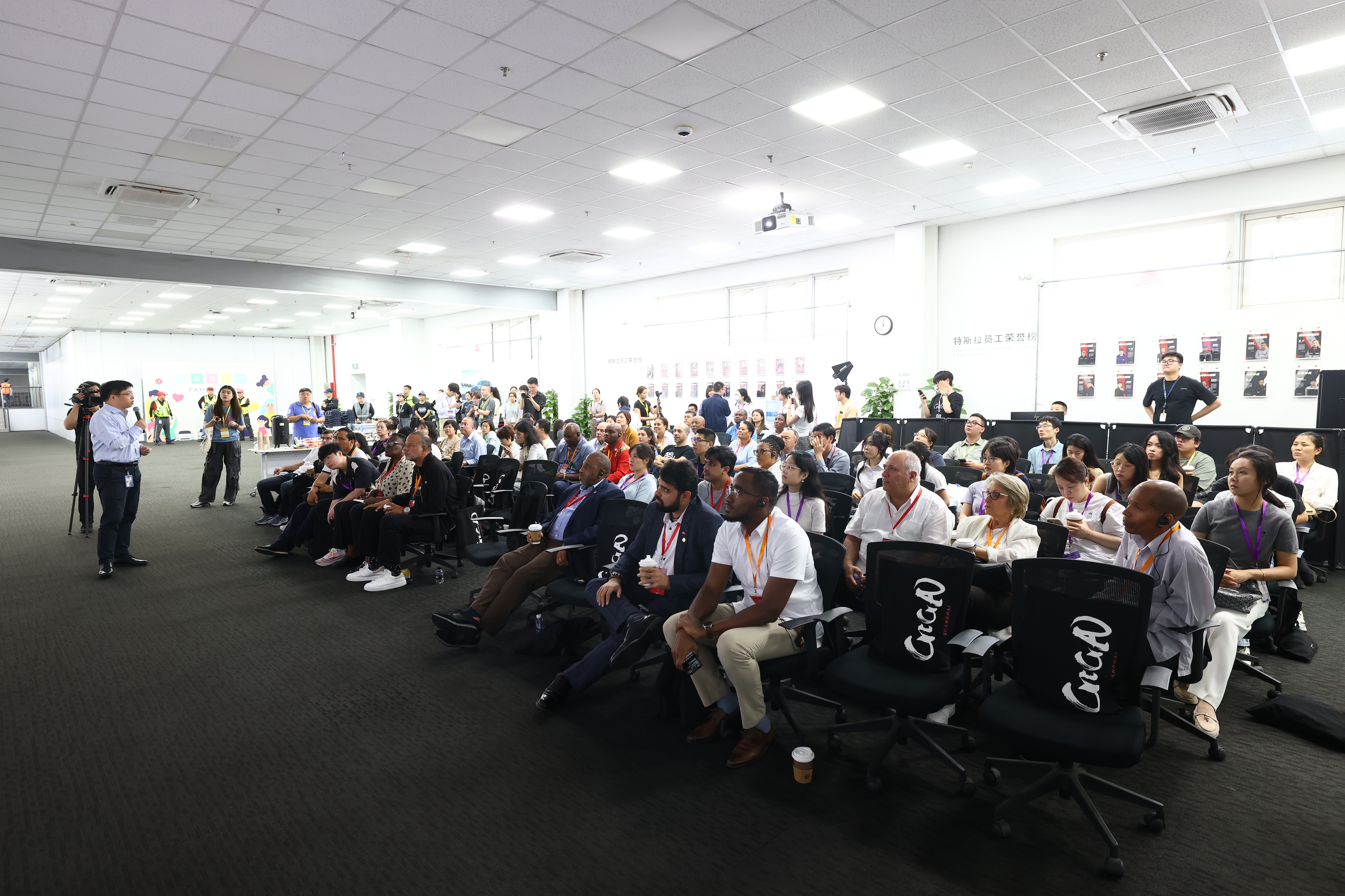 Foreign Delegates to Global Civilizations Dialogue Marvel at China’s Tech Prowess on Shanghai Tours