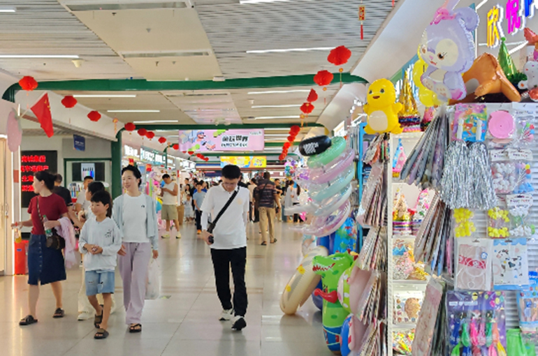Thousands of Merchants Vie for Shops in Yiwu's New Digital Trade Center