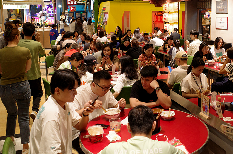 Chinese Dining Chains Scale Down, Cut Prices to Stay Afloat