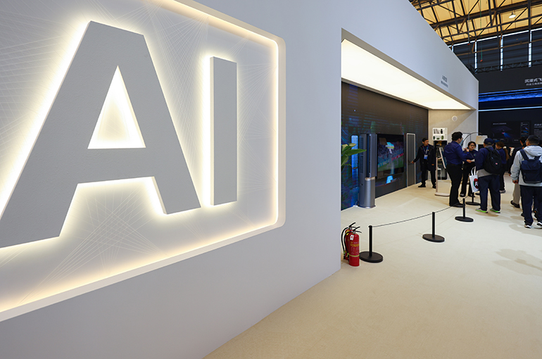 Google Ex-CEO Eric Schmidt Urges Global Cooperation on AI Rules