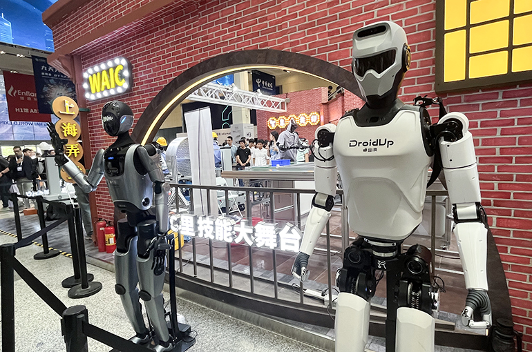 Humanoid Robot Sector Awaits Its ‘iPhone Moment,’ Tencent Executive Says