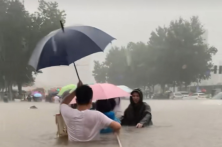 China’s Zhengzhou Issues Red Rainstorm Warning, Hikes Emergency Flood Response Status