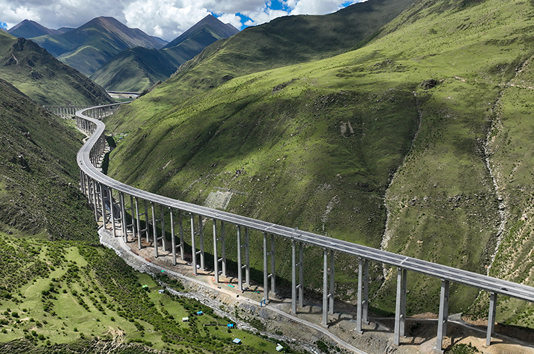 Xizang's First-Half GDP Grows 7.2%, Buoyed by Multiple Megaprojects