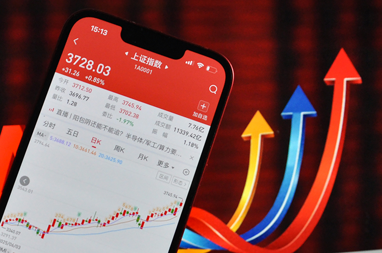 Shanghai Stocks Hit 10-Year High as Analysts Predict Further Gains