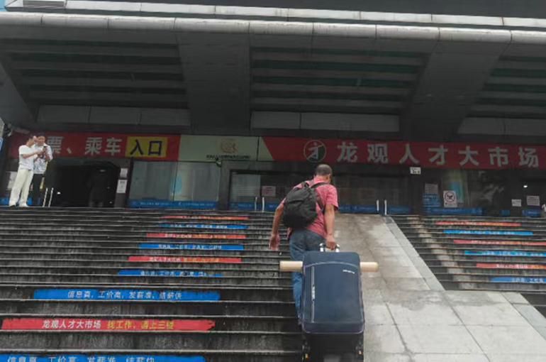 China's Foxconn Is Hiring Thousands of Workers a Day in Readiness for New iPhone Launch, Recruiters Say
