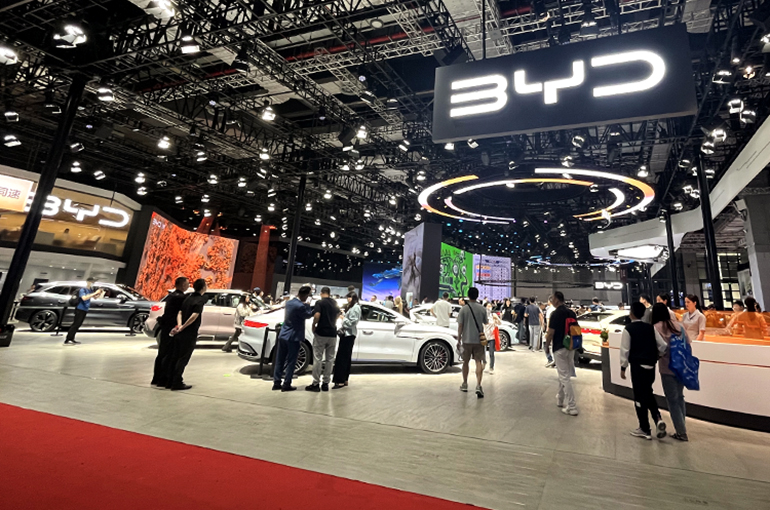 Chinese Car Dealer’s Stock Ends Down After Initial Gain as BYD Invests in Unit’s Overseas Expansion