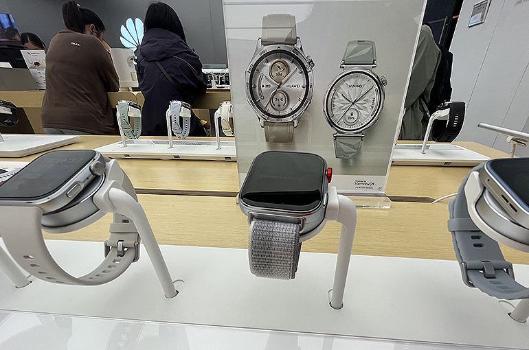 Huawei’s Smartwatch Shipments Top Apple for First Time, Counterpoint Says