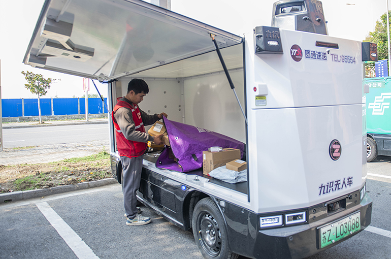 Chinese Couriers Buy More Self-Driving Vans as Product Prices Fall