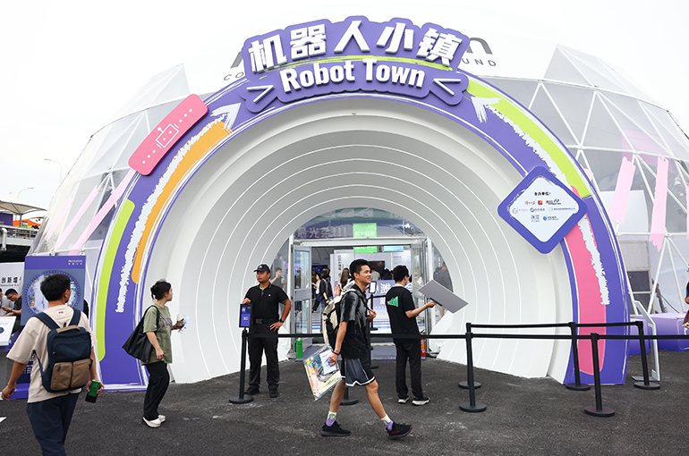 [In Photos] Over 100 Robots Populate ‘Robot Town’ at Shanghai Inclusion Conference