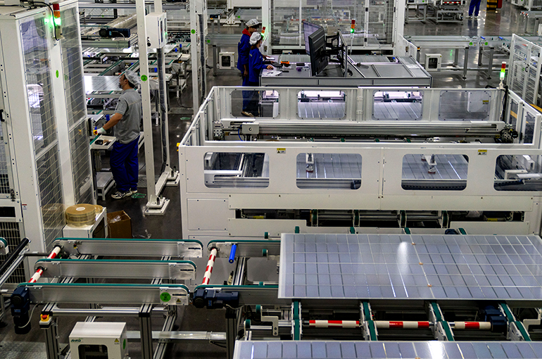 Chinese PV Giants Longi, Jinko Drop Despite Settling Patent Disputes