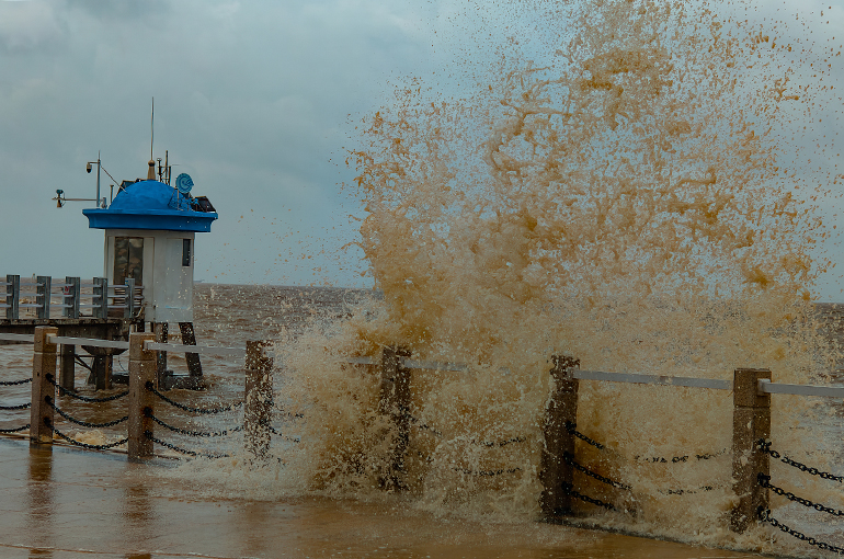 Chinese Southern Cities Halt Work, School as Super Typhoon Ragasa Approaches