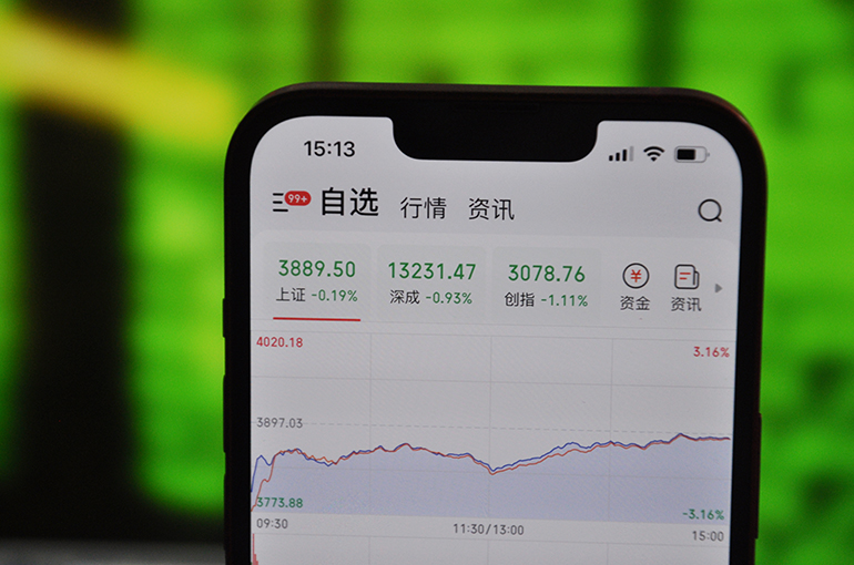 Chinese Stocks Fall on US Tariff Concerns; Analysts Expect Smaller Impact Than in April