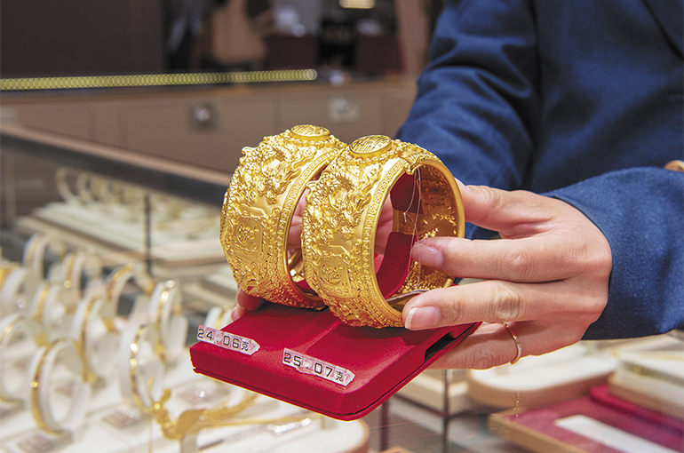 Gold, Silver Prices Hit New Records Then Fall Amid Volatility Concerns; Analysts Urge Caution