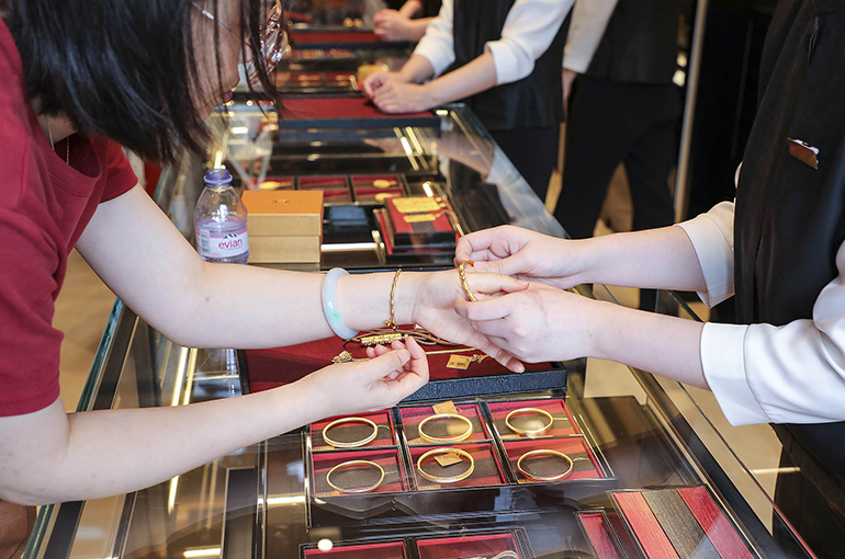 Chinese Jewelers Raise Gold Item Prices, Ignoring Global Market Retreat