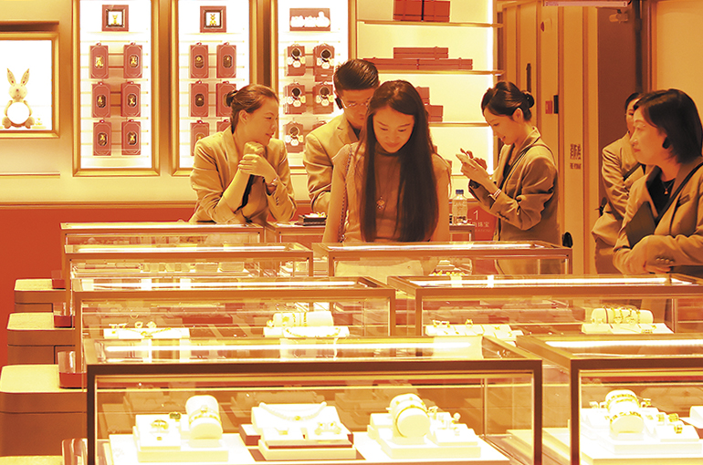 Chinese Jewelers Fall After China Ends Gold Tax Breaks