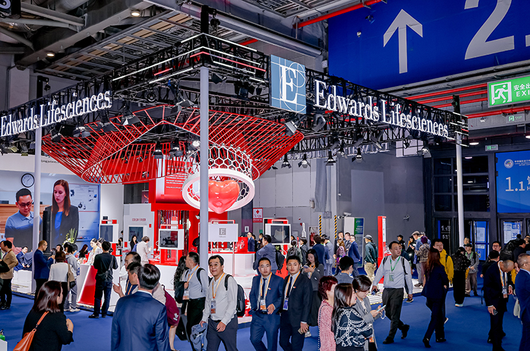 [CIIE] US Heart Valve Maker Edwards Lifesciences Unveils Pascal Precision System at CIIE