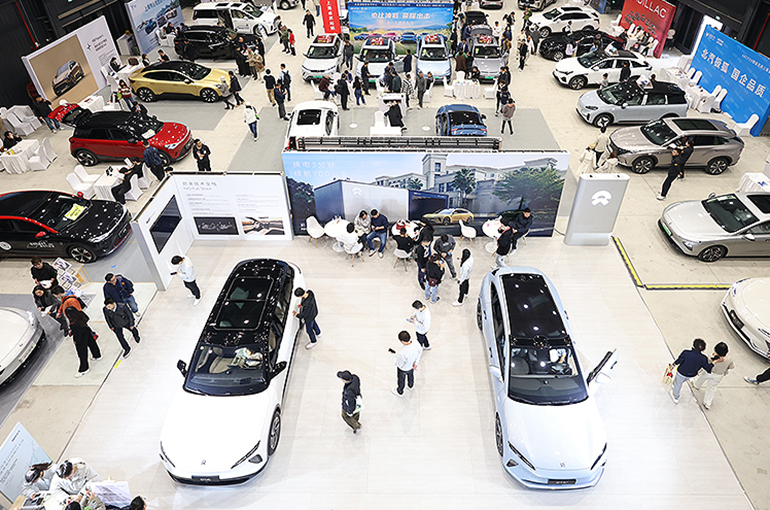 Only 8.2% of Chinese Car Dealers Are Upbeat on Business in December, Survey Says