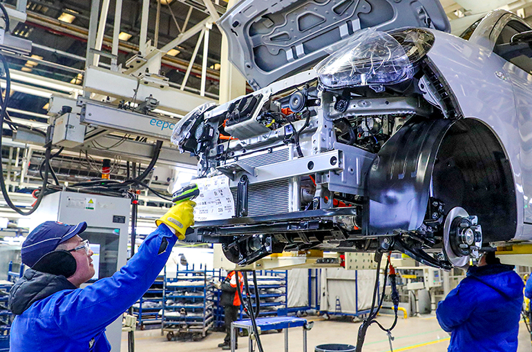 China’s Strict New Auto Rules Favor Existing Carmakers, VW Executive Says