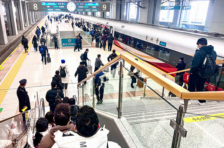 New Year's Holiday High-Speed Train Bookings Surge in China