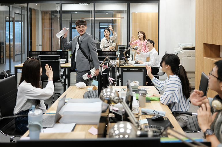 Nearly a Tenth of Chinese Firms Use Forced Clock-Out Systems, Survey Finds