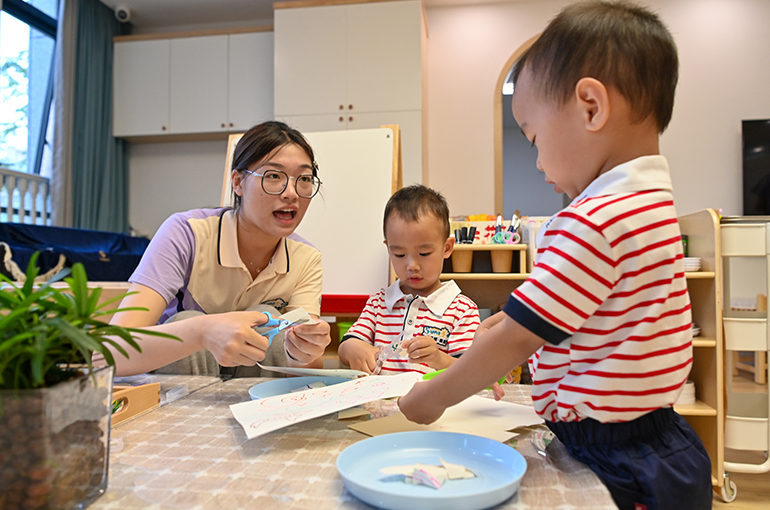 China Moves to Legislate Childcare Services for First Time, Paving Way for Next Generation's First Steps