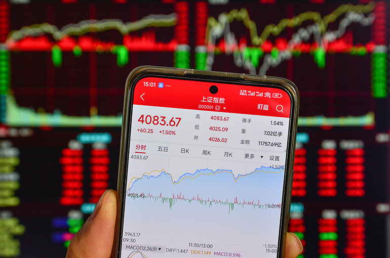 Shanghai’s Stock Market Hits 10-Year High as Insurers Gain