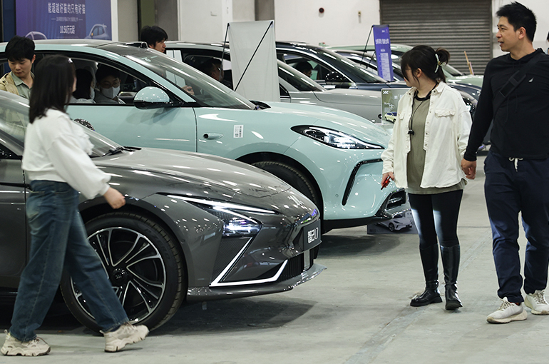 Carmakers in China Ring in New Year With Price Cuts