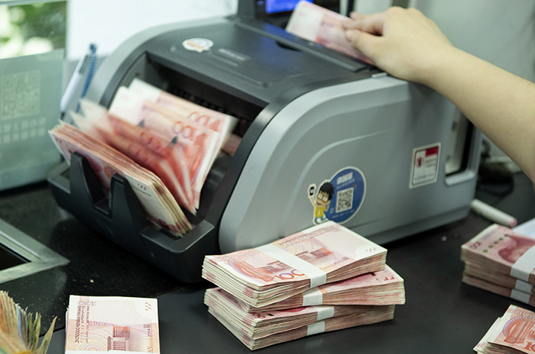 China Household Deposits Rise Nearly 10% in 2025 as Borrowing Weakens