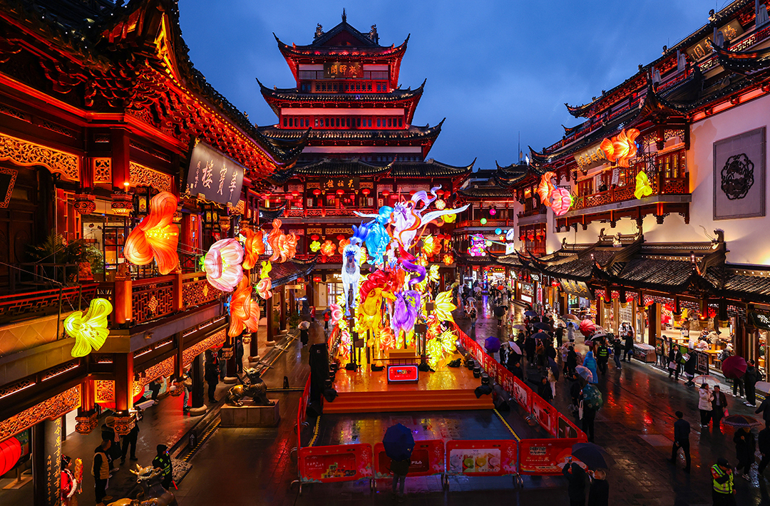 [In Photos] Visitors Rush to Shanghai Yu Garden on First Day of Lantern Festival Celebration