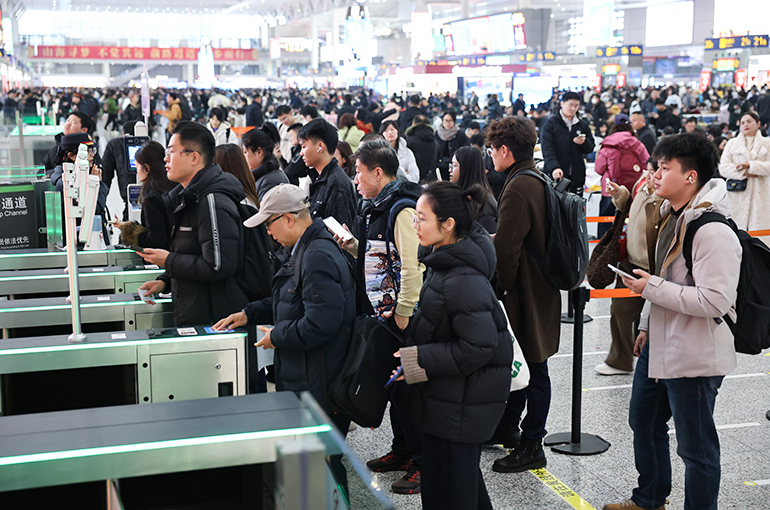 [In Photos] Shanghai's Railways Carry Over 400,000 Passengers on First Day of Spring Festival Rush
