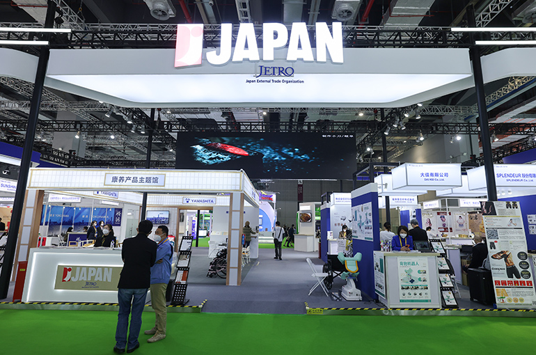 Japanese Firms to Lift or Maintain Investment in China This Year, Survey Shows