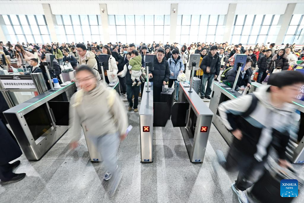 China Predicts Over 285 Million Inter-regional Trips on First Day of Spring Festival Holiday