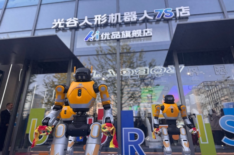China's First 7S Humanoid Robot Store Showcases Industry Ambitions