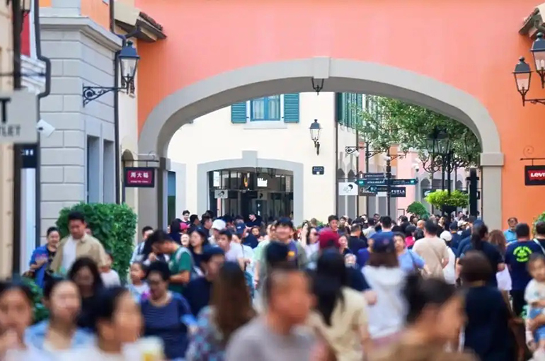 From Bargain Bins to “Mini-Vacations”: China’s Outlet Boom Deepens as Sales Rise 9%