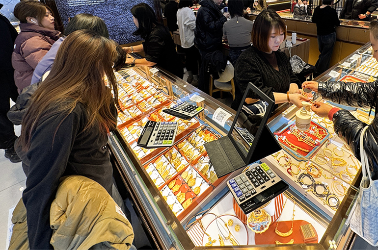 Chinese Jewelry Stores Hike Prices, Banks Issue Risk Warnings as Gold Prices Jump Amid Middle East Conflict Escalation