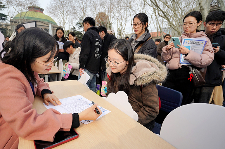 Tencent, ByteDance, Other Chinese Tech Giants Vie for AI Interns