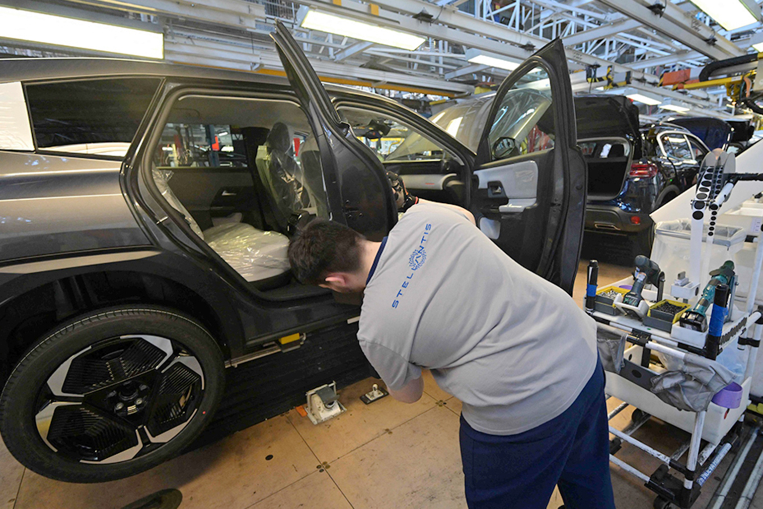 12 Global Carmakers Scale Back Electrification Efforts With USD73 Billion in Losses