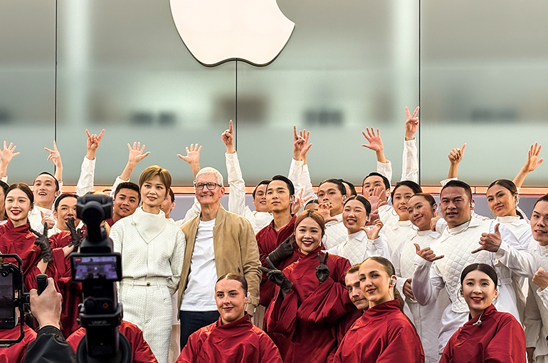 Tim Cook Visits Chengdu for Apple's 50th Anniversary