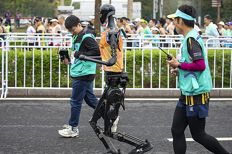 Robots to Challenge Human Records at World's Second Marathon for Androids in Beijing, CTO of Last Year's Winner Says