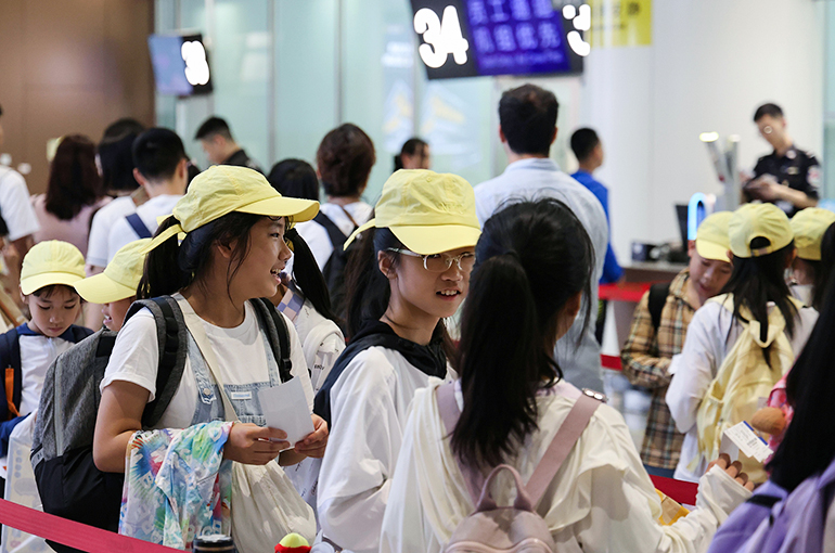 Pilot Spring Break for Schools Gives China's Travel Sector a Boost