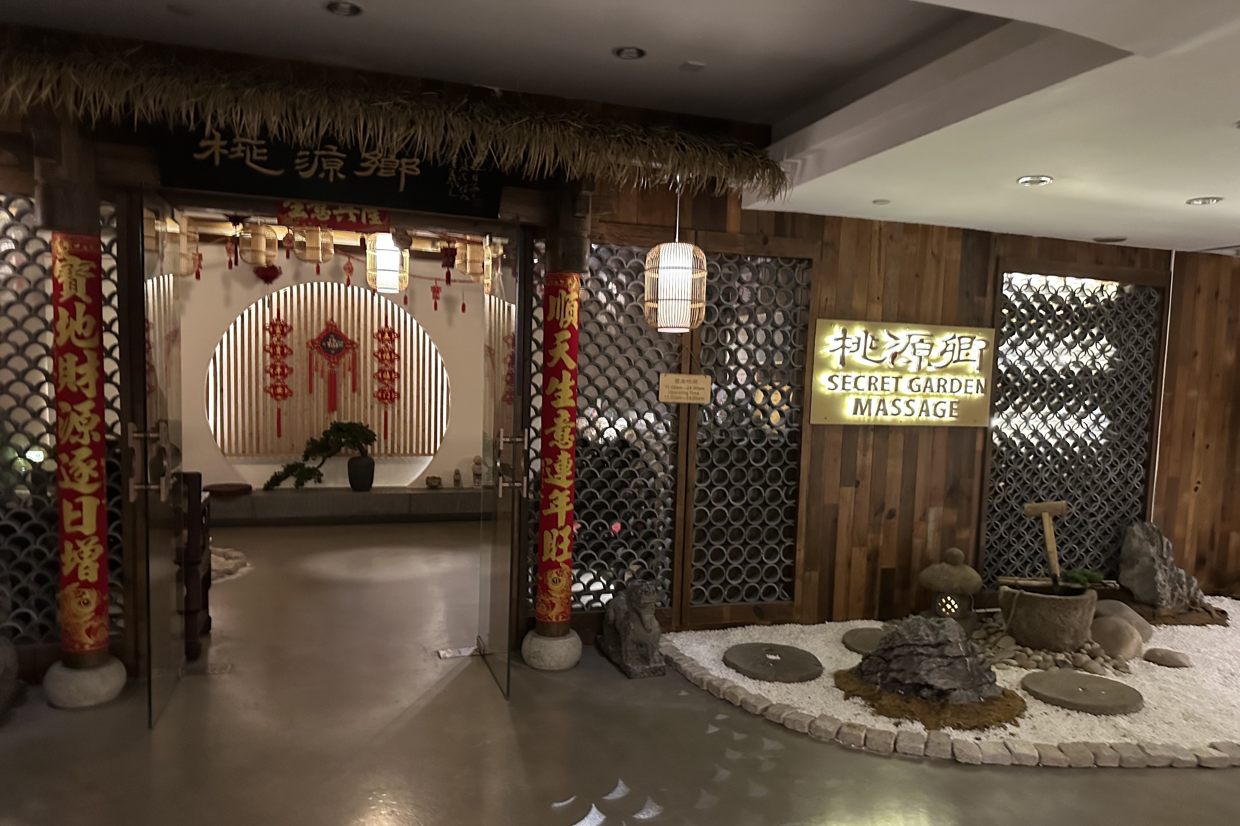 Overseas Tourists Flock to Chinese Bathhouses