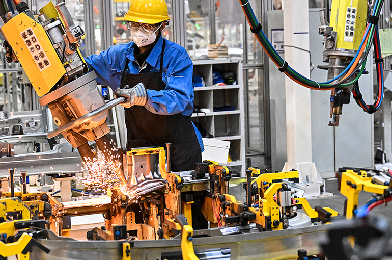 Chief Economists Are Upbeat on China for Ninth Straight Month in April, Yicai Poll Finds