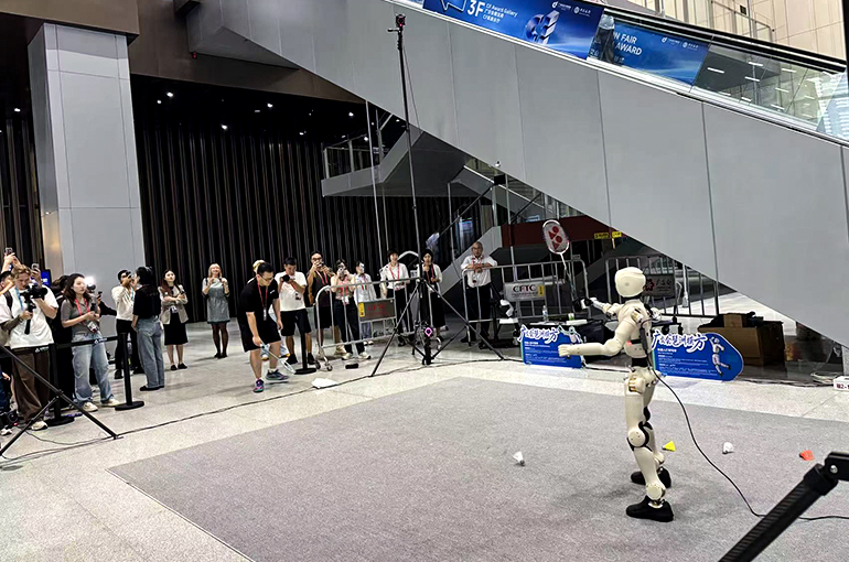 Chinese Robots Take Center Stage on First Day of Canton Fair’s Spring Edition