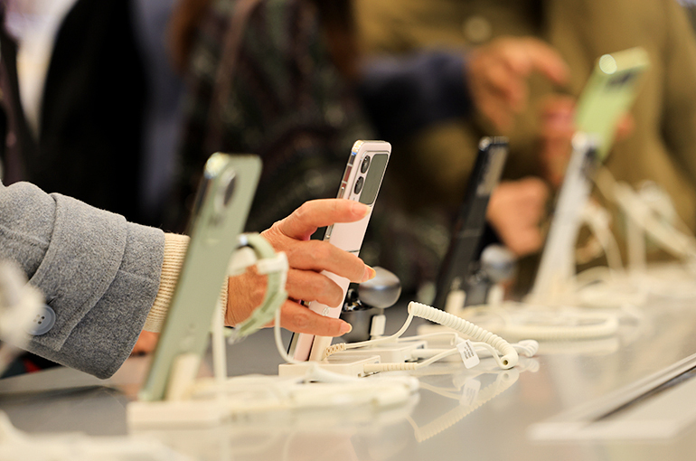 Global Smartphone Sales Dip in First Quarter as Rising Memory Costs End Growth Streak