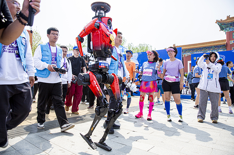 Honor's Robot Smashes Human Record at World's Second Half-Marathon for Androids