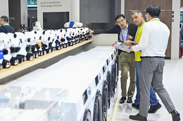 Chinese Home Appliance Firms at Canton Fair Raise Prices by 10% Amid Surging Raw Material Costs