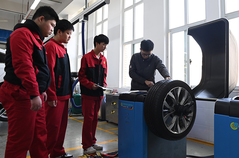 More Chinese College Graduates Head to Technical Schools Amid Job Shortage