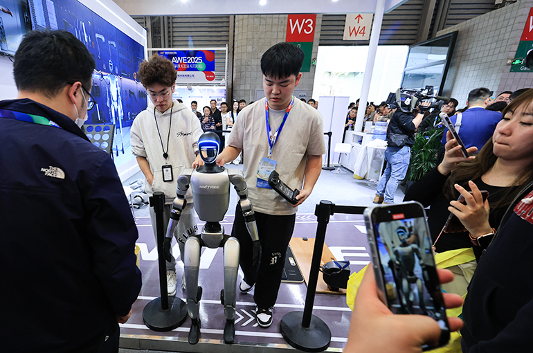 Firms in Asia-Pacific Face Workforce Readiness Issues in Shift to AI-Powered Enterprise Reinvention, Execs Say