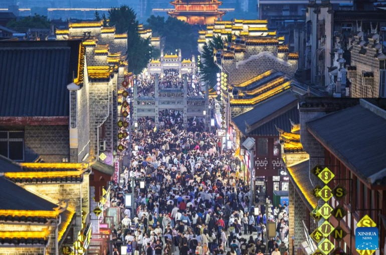 [In Photos] People Savor May Day Holiday Across China
