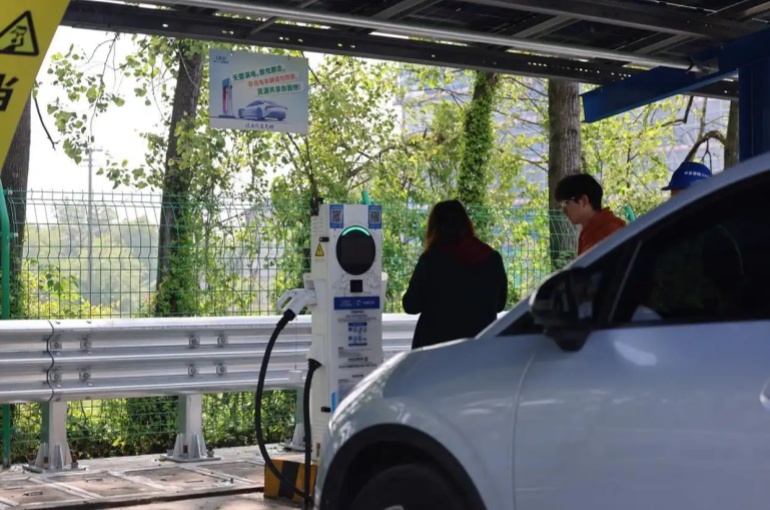 China's Highway NEV Charging Volume Surges 55.6 Percent on First Day of May Day Holiday